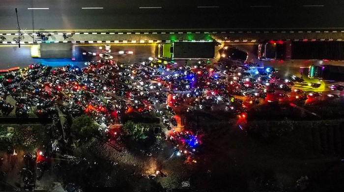 Pemudik sepeda motor terjebak kemacetan saat melintasi posko penyekatan mudik di jalur Pantura Patokbeusi, Subang, Jawa Barat, Selasa (11/5/2021) dini hari. Petugas gabungan memutar balik pemudik yang melintasi jalur pantura Subang pada H-2 jelang Hari Raya Idul Fitri 1442 H. ANTARA FOTO/M Ibnu Chazar/wsj.