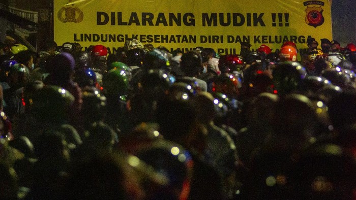 Pemudik sepeda motor terjebak kemacetan saat melintasi posko penyekatan mudik di jalur Pantura Patokbeusi, Subang, Jawa Barat, Selasa (11/5/2021) dini hari. Petugas gabungan memutar balik pemudik yang melintasi jalur pantura Subang pada H-2 jelang Hari Raya Idul Fitri 1442 H. ANTARA FOTO/M Ibnu Chazar/wsj.