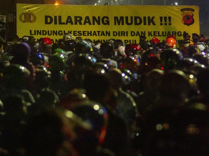 Pemudik sepeda motor terjebak kemacetan saat melintasi posko penyekatan mudik di jalur Pantura Patokbeusi, Subang, Jawa Barat, Selasa (11/5/2021) dini hari. Petugas gabungan memutar balik pemudik yang melintasi jalur pantura Subang pada H-2 jelang Hari Raya Idul Fitri 1442 H. ANTARA FOTO/M Ibnu Chazar/wsj.