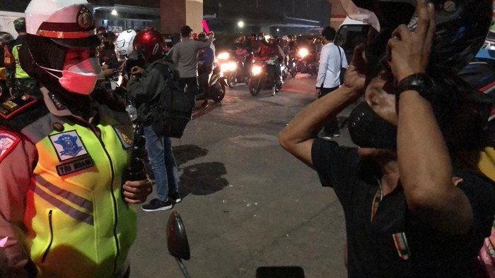 Pemudik ngeyel saat berdebat dengan polisi di Bekasi (Rahmat Fathan-detikcom)
