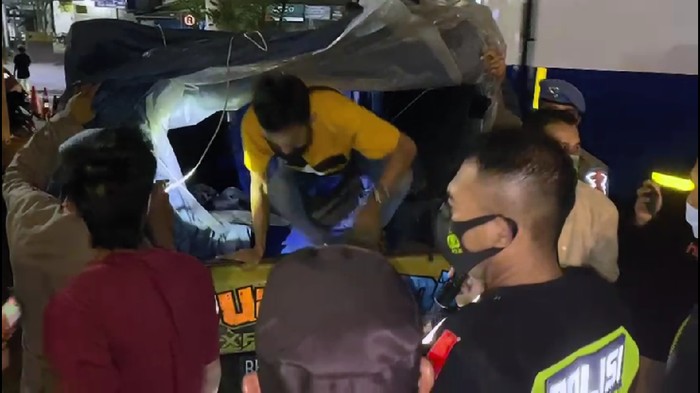 Pemudik sembunyi di bak mobil pikap diputar balik di Pos Penyekatan Merak, Banten.