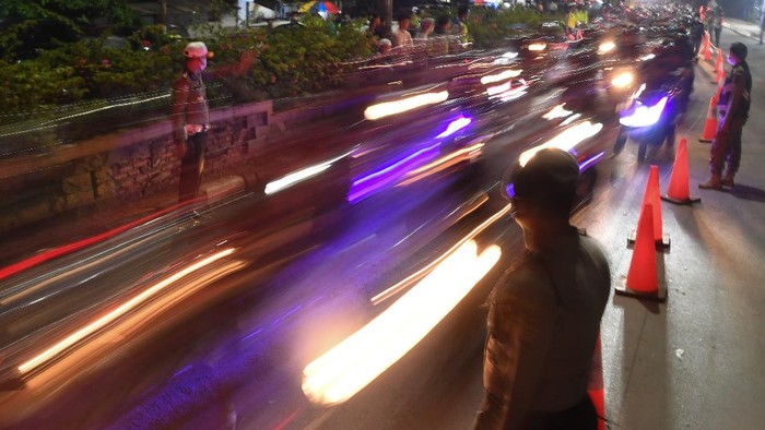 Pemudik sepeda motor terjebak kemacetan saat melintasi posko penyekatan mudik di Kedungwaringin, Kabupaten Bekasi, Jawa Barat, Selasa (11/5/2021) dini hari. Petugas gabungan memutar balikan ribuan pemudik yang melintasi pos penyekatan perbatasan Bekasi -Karawang, Jawa Barat. ANTARA FOTO/Wahyu Putro A/pras.