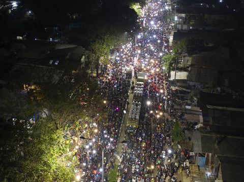 Pemudik sepeda motor terjebak kemacetan saat melintasi posko penyekatan mudik di Kedungwaringin, Kabupaten Bekasi, Jawa Barat, Selasa (11/5/2021) dini hari. Petugas gabungan memutar balikan ribuan pemudik yang melintasi pos penyekatan perbatasan Bekasi -Karawang, Jawa Barat. ANTARA FOTO/Wahyu Putro A/pras.