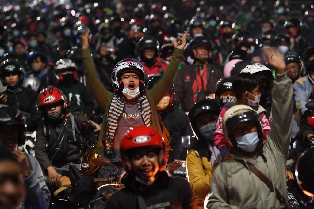 Pemudik sepeda motor terjebak kemacetan saat melintasi posko penyekatan mudik di Kedungwaringin, Kabupaten Bekasi, Jawa Barat, Selasa (11/5/2021) dini hari. Petugas gabungan memutar balikan ribuan pemudik yang melintasi pos penyekatan perbatasan Bekasi -Karawang, Jawa Barat. ANTARA FOTO/Wahyu Putro A/pras.