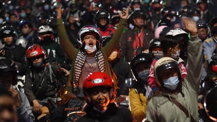 PEMUDIK TERJEBAK KEMACETAN DI KEDUNGWARINGIN Pemudik sepeda motor terjebak kemacetan saat melintasi posko penyekatan mudik di Kedungwaringin, Kabupaten Bekasi, Jawa Barat, Selasa (11/5/2021) dini hari. Petugas gabungan memutar balikan ribuan pemudik yang melintasi pos penyekatan perbatasan Bekasi -Karawang, Jawa Barat. ANTARA FOTO/Wahyu Putro A/pras.