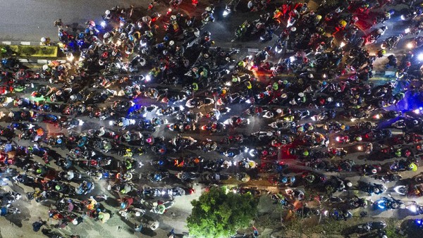 Foto: Ribuan Pemudik Kembali Terjebak Macet di Pos Penyekatan Bekasi