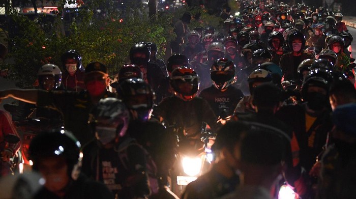 Pemudik sepeda motor terjebak kemacetan saat melintasi posko penyekatan mudik di Kedungwaringin, Kabupaten Bekasi, Jawa Barat, Selasa (11/5/2021) dini hari. Petugas gabungan memutar balikan ribuan pemudik yang melintasi pos penyekatan perbatasan Bekasi -Karawang, Jawa Barat. ANTARA FOTO/Wahyu Putro A/pras.