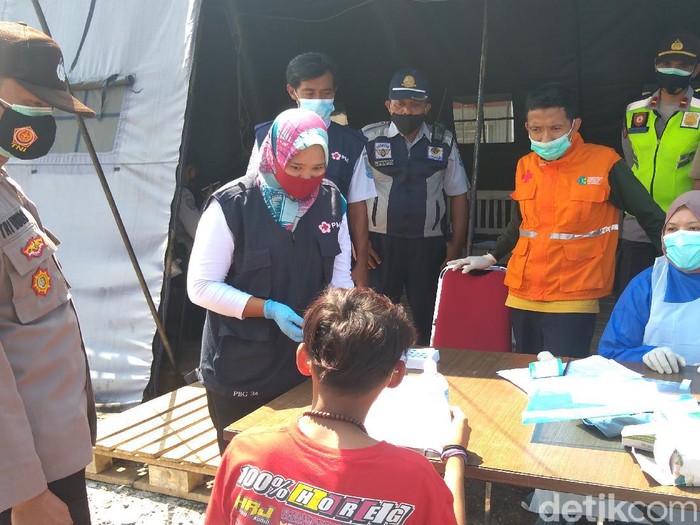 Pemudik yang lolos sampai ke Purbalingga sedang didata dan dites rapid antigen di Pos Karangreja yang merupakan perbatasan Purbalingga-Pemalang, Selasa (11/5/2021).