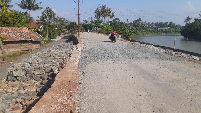 Penampakan perbaikan longsor di Jl Tanjung Burung, Teluknaga, Kabupaten Tangerang