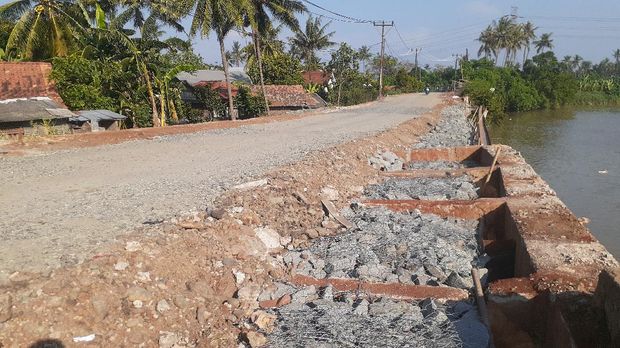 Penampakan perbaikan longsor di Jl Tanjung Burung, Teluknaga, Kabupaten Tangerang