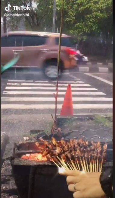 Kisah Amel, Penjual Sate Cantik yang Laris Berkat TikTok