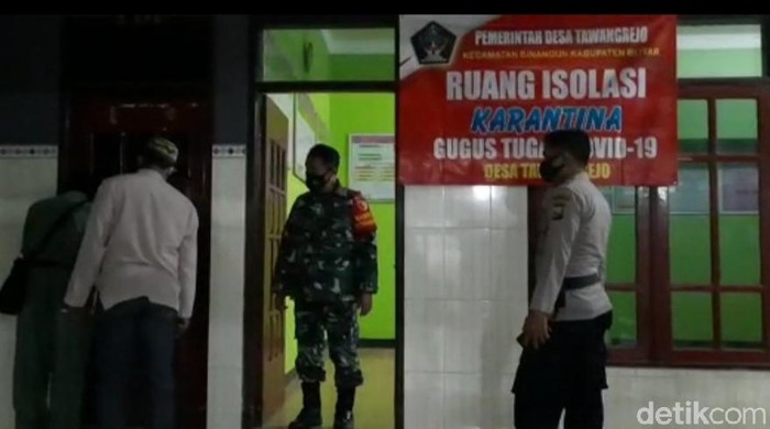 Delapan pemudik ini lolos sampai desanya di Blitar. Namun mereka tidak bisa Lebaran bersama keluarga, karena dimasukkan ke rumah karantina.