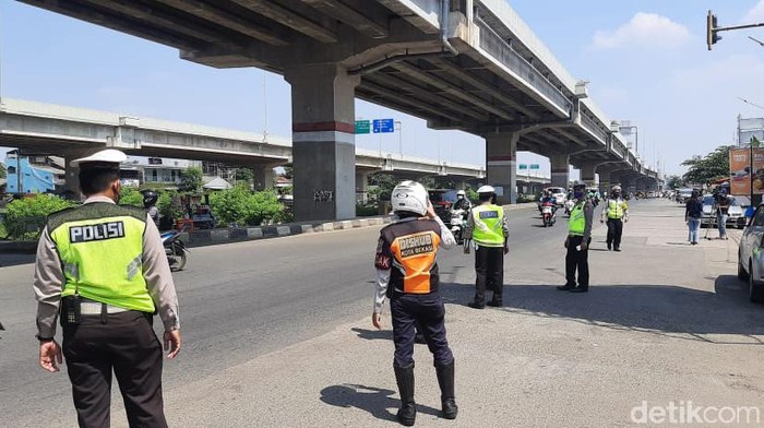 Penyekatan di Sumber Arta Bekasi, Selasa (11/5).