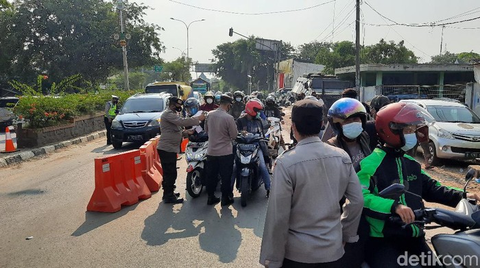 Penyekatan pemudik di Bekasi (Yogi Ernes/detikcom)