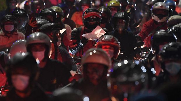 Seorang pemudik yang menggunakan sepeda motor menyiapkan surat jalan saat terjebak kemacetan di posko penyekatan mudik Kedungwaringin, Kabupaten Bekasi, Jawa Barat, Senin (10/5/2021). Polda Metro Jaya menambah jumlah petugas guna mengecek ribuan pemudik yang melintasi pos penyekatan perbatasan Bekasi -Karawang, Jawa Barat. ANTARA FOTO/Wahyu Putro A/aww.