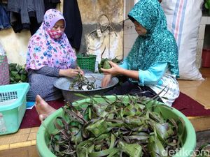 Geliat Kampung Ketupat di Kuningan Banjir Pesanan Jelang Lebaran