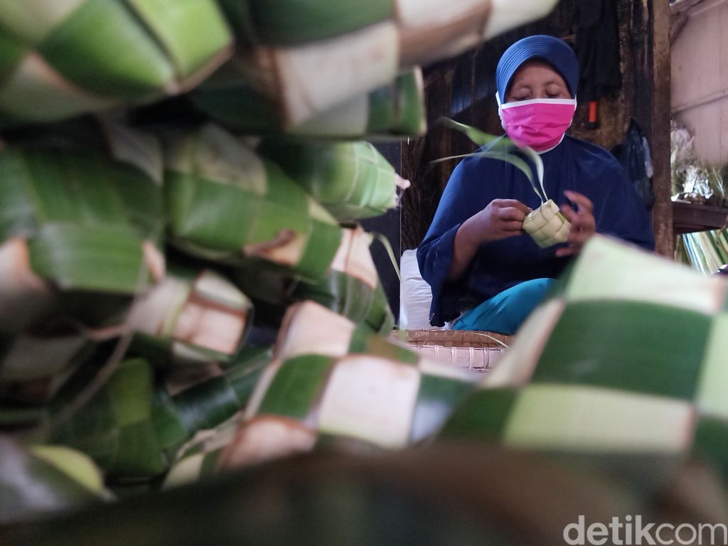 Perajin Ketupat di Banjarnegara Banjir Pesanan, Bikin 2 Ribu Ketupat Sehari!