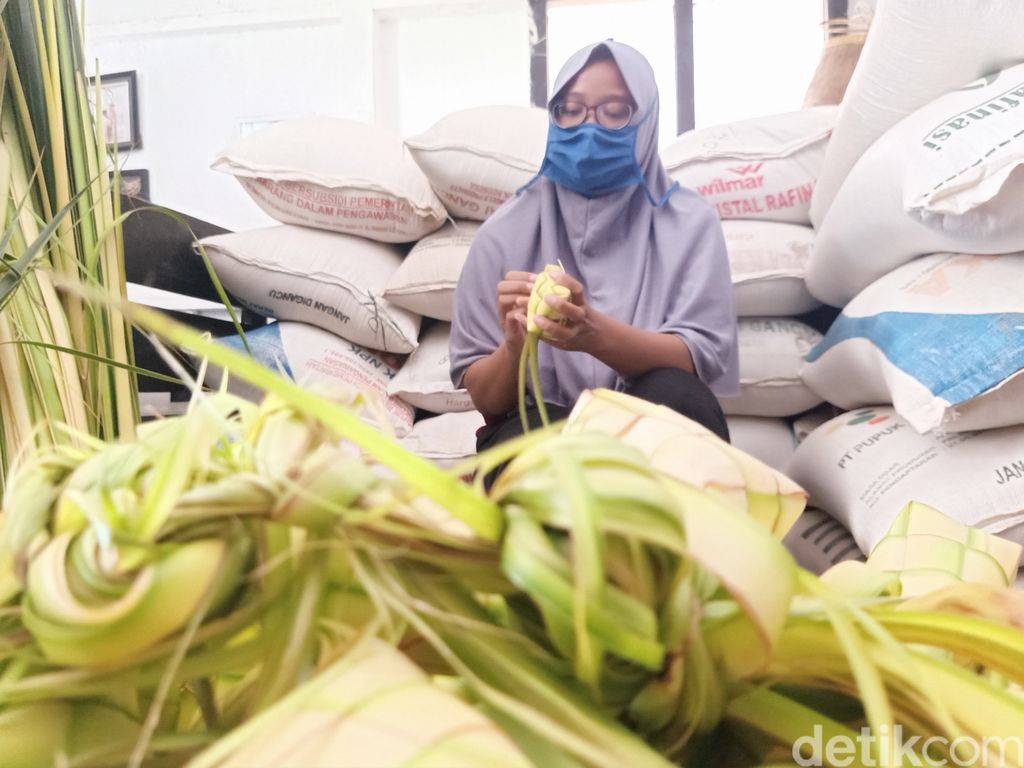Perajin Ketupat di Banjarnegara Banjir Pesanan, Bikin 2 Ribu Ketupat Sehari!