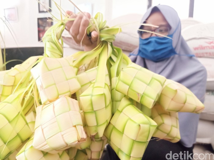 Perajin Ketupat di Banjarnegara Banjir Pesanan, Bikin 2 Ribu Ketupat Sehari! Perajin Ketupat di Banjarnegara Banjir Pesanan, Bikin 2 Ribu Ketupat Sehari!