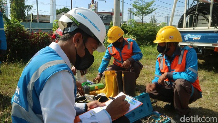 Petugas PLN Karawang