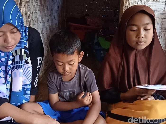 Pilu dua bocah Garut yang ditinggal meninggal kedua orang tua akibat tercebur septic tank
