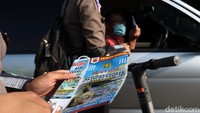Mobil-mobil dengan pelat nomor luar Bandung menjadi sasaran dan diberhentikan sementara untuk dilakukan pemeriksaan.