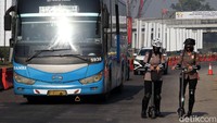 Selain itu, Polwan ini juga memberikan masker cadangan untuk para pengguna jalan.