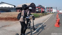 Para Polwan ini bergantian dengan Polwan lainnya dalam memberikan imbauan dilarang mudik. Mereka juga berbaur dengan petugas gabungan lainnya yang bertugas di check point Exit Tol Cileunyi.