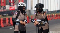 Ada pemandangan berbeda di check point Exit Tol Cileunyi. Dengan menaiki skuter, sejumlah Polisi Wanita (Polwan) Polresta Bandung memberikan imbauan dilarang mudik dan protokol kesehatan (Prokes) COVID-19.