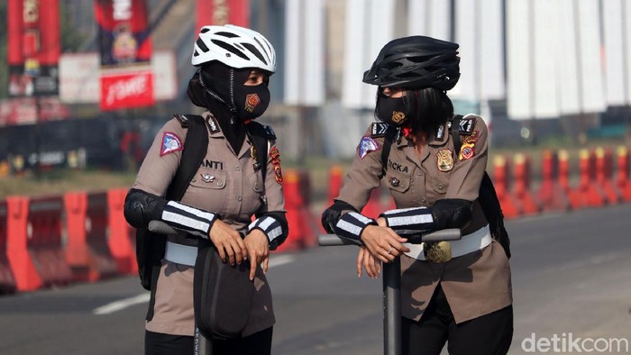 Ada pemandangan berbeda di check point Exit Tol Cileunyi. Dengan menaiki skuter, sejumlah Polisi Wanita (Polwan) Polresta Bandung memberikan imbauan dilarang mudik.