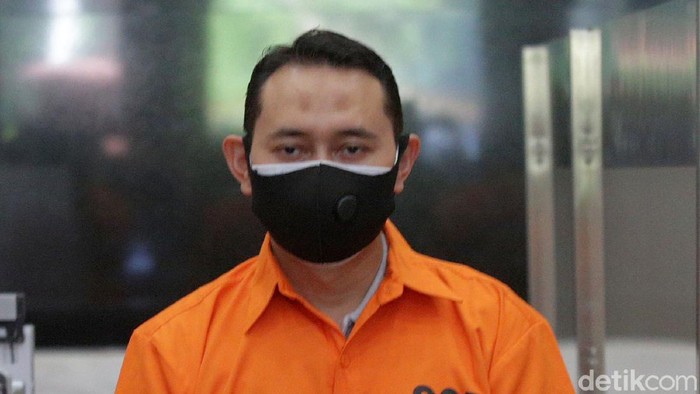 Bupati Nganjuk Novi Rahman telah ditetapkan sebagai tersangka kasus jual beli jabatan. Saat ditunjukan kepada wartawan, Novi Rahman tampak diborgol dan memakai baju tahanan.