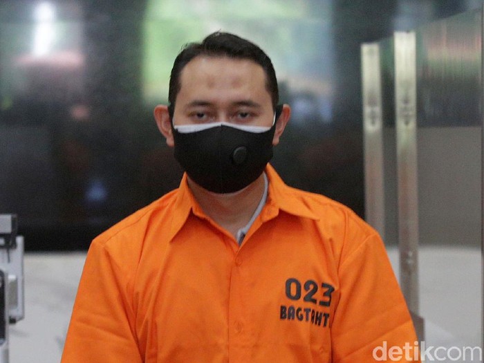 Bupati Nganjuk Novi Rahman telah ditetapkan sebagai tersangka kasus jual beli jabatan. Saat ditunjukan kepada wartawan, Novi Rahman tampak diborgol dan memakai baju tahanan.