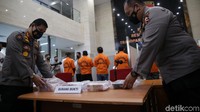 Selain Novi, enam orang lain ikut menjadi tersangka dalam kasus ini. Mereka adalah DR (Camat Pace), ES (Camat Tanjunganom dan sebagai Plt Camat Sukomoro), HY (Camat Berbek) yang masing-masing disebut sebagai pemberi hadiah atau janji, lalu BS (Camat Loceret), TBW (Mantan Camat Sukomoro), dan MIM (Ajudan Bupati Nganjuk) yang diduga menjadi perantara penyerahan uang dari para camat ke Bupati Nganjuk.