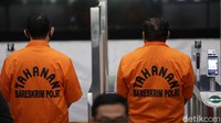 Para tersangka pemberi suap dijerat dengan Pasal 5 ayat (1) huruf a atau b dan/atau Pasal 11 dan/atau Pasal 12B Undang-Undang Nomor 31 Tahun 1999 sebagaimana telah diubah dengan Undang-Undang Nomor 20 Tahun 2001 tentang Pemberantasan Tindak Pidana Korupsi juncto Pasal 55 ayat 1 ke-1 KUHP. Sedangkan Bupati Novi dan ajudannya dijerat dengan Pasal 5 ayat 2 dan/atau Pasal 11 dan/atau Pasal 12B Undang-Undang Nomor 31 Tahun 1999 sebagaimana telah diubah dengan Undang-Undang Nomor 20 Tahun 2001 tentang Pemberantasan Tindak Pidana Korupsi juncto Pasal 55 ayat 1 ke-1 KUHP.