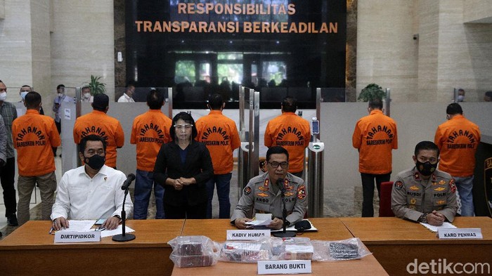 Potret Bupati Nganjuk Diborgol dan Berbaju Tahanan Bupati Nganjuk Novi Rahman telah ditetapkan sebagai tersangka kasus jual beli jabatan. Saat ditunjukan kepada wartawan, Novi Rahman tampak diborgol dan memakai baju tahanan.