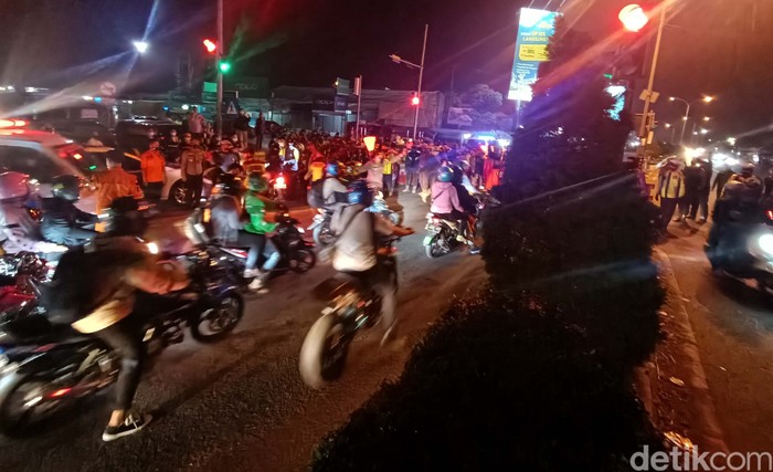 Terjadi penumpukan pemudik di pos Tanjungpura, Karawang, Selasa (11/5) dini hari. Begini potretnya.