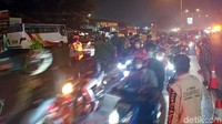Sejak pukul 00.00 WIB hingga 02.30 WIB, di Pos Penyekatan Tanjungpura, Karawang, dilakukan buka tutup penyekatan pemudik, bergantian dengan Pos Penyekatan Kedungwaringin.