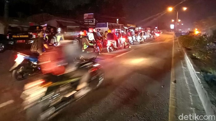 Terjadi penumpukan pemudik di pos Tanjungpura, Karawang, Selasa (11/5) dini hari. Begini potretnya.