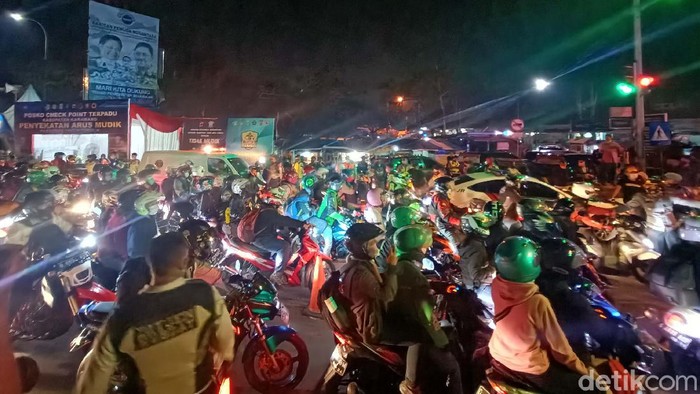 Terjadi penumpukan pemudik di pos Tanjungpura, Karawang, Selasa (11/5) dini hari. Begini potretnya.