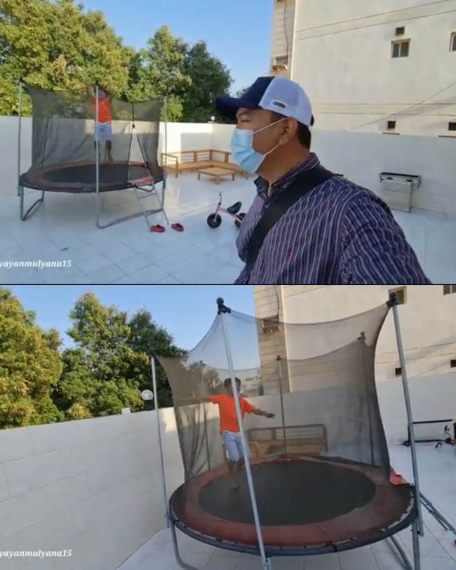 Inilah salah satu bagian rumah mewah TKW yang dinikahi pria Arab. Pada bagian atas rumah ada halaman luas dan area olahraga trampolin, agar sang anak Farid bisa bermain mengusir kejenuhannya.  Foto: Dok. Tangkap layar Youtube Alman Mulyana.