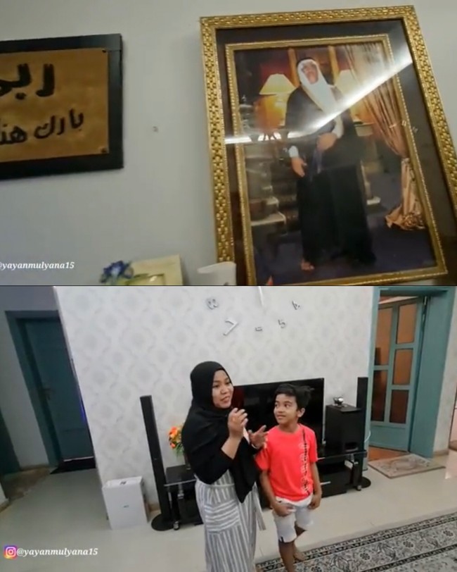 Majikan Arab yang menikahi Umi Farid alias ayah dari Faraid sudah meninggal dunia. Pada salah satu ruangan rumah pun terdapat foto almarhum suami Umi Farid yang merupakan pengusaha asal Arab Saudi. Walaupun bergemilang harta, Umi Farid terlihat bersahaja dan ramah. Foto: Dok. Tangkap layar Youtube Alman Mulyana.