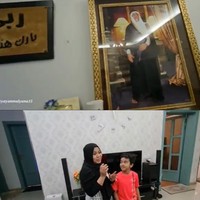 Majikan Arab yang menikahi Umi Farid alias ayah dari Faraid sudah meninggal dunia. Pada salah satu ruangan rumah pun terdapat foto almarhum suami Umi Farid yang merupakan pengusaha asal Arab Saudi. Walaupun bergemilang harta, Umi Farid terlihat bersahaja dan ramah. Foto: Dok. Tangkap layar Youtube Alman Mulyana.