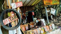 Pria lulusan Desain Komunikasi Visual UNS Solo ini memanfaatkan limbah seperti genting dan kayu bekas sebagai media untuk melukis. Pria lulusan Desain Komunikasi Visual UNS Solo ini memanfaatkan limbah seperti genting dan kayu bekas sebagai media untuk melukis.