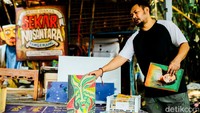 Sejak 5 tahun terakhir Sasongko menggunakan genting, kertas nasi, Palet Kayu dan Canvas sebagai media lukisnya. Sejak 5 tahun terakhir Sasongko menggunakan genting, kertas nasi, Palet Kayu dan Canvas sebagai media lukisnya.