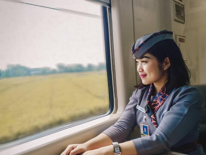 Aksi Pramugari Kereta Bantu Makan Penumpang Tunanetra, Ini Kisahnya