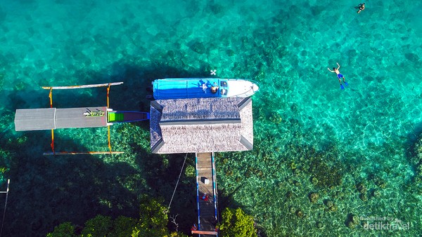 Speed boat berlabuh di dermaga salah satu resort di Kepulauan Togean, Kabupaten Tojo Una-Una, provinsi Sulawesi Tengah, Indonesia. Speed boat berlabuh di dermaga salah satu resort di Kepulauan Togean, Kabupaten Tojo Una-Una, provinsi Sulawesi Tengah, Indonesia.