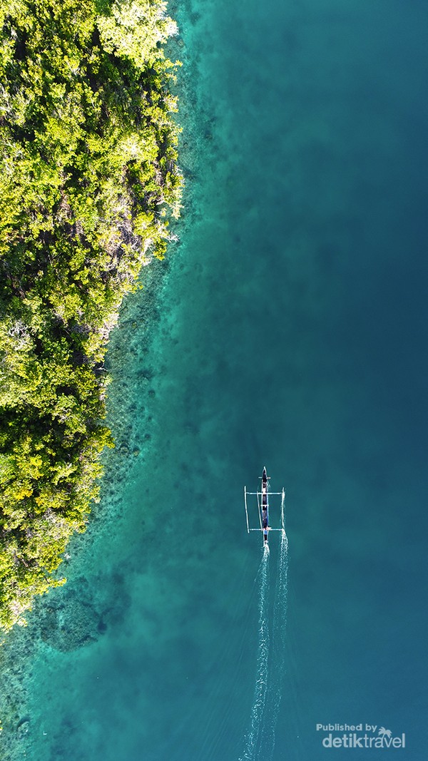 Kapal nelayan melintasi salah satu pulau di Togean. Kawasan ini masuk ke dalam perlindungan Taman Nasional Kepulauan Togean, karena memiliki keindahan terumbu karang dan biota laut yang patut untuk dilestarikan. Kapal nelayan melintasi salah satu pulau di Togean. Kawasan ini masuk ke dalam perlindungan Taman Nasional Kepulauan Togean, karena memiliki keindahan terumbu karang dan biota laut yang patut untuk dilestarikan.