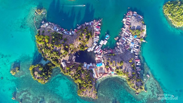 Salah satu pulau berpenduduk di Kepulauan Togean. Ada pulau-pulau kecil, juga pulau besar dengan hutan lebat yang menyimpan kekayaan flora dan fauna. Salah satu pulau berpenduduk di Kepulauan Togean. Ada pulau-pulau kecil, juga pulau besar dengan hutan lebat yang menyimpan kekayaan flora dan fauna.