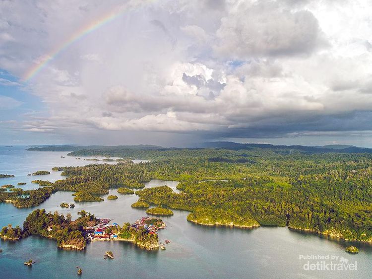 Menikmati Keindahan Pulau Togean dari Udara