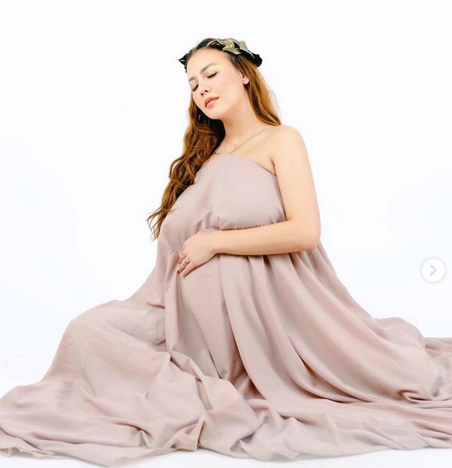 Berusaha tegar, Ratu Nabila pun kini lebih memiliki melakukan banyak hal sendiri. Termasuk pemotretan kehamilan. Inilah foto anggunnya saat maternity photoshoot. Foto: Dok.Instagram